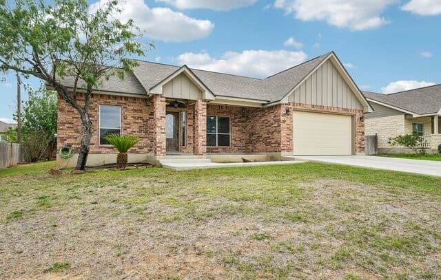 3-bedroom rental at 128 Parkcrest in Floresville, TX — photo 1