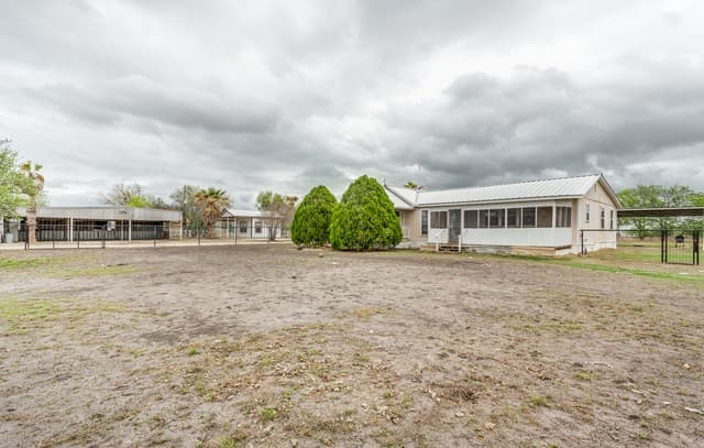 2-bedroom rental at 301 E County Road 678 in Natalia, TX — photo 3