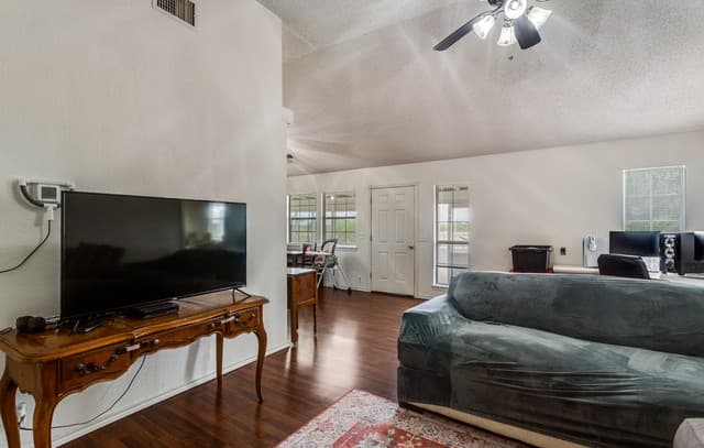 2-bedroom rental at 301 E County Road 678 in Natalia, TX — photo 5