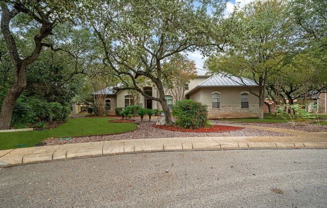 4-bedroom rental at 31 Royal Waters Dr in San Antonio, TX — photo 2