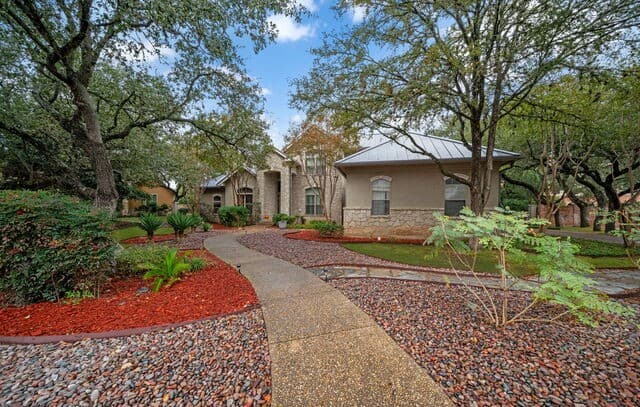 4-bedroom rental at 31 Royal Waters Dr in San Antonio, TX — photo 3