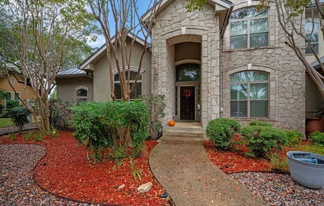 4-bedroom rental at 31 Royal Waters Dr in San Antonio, TX — photo 4