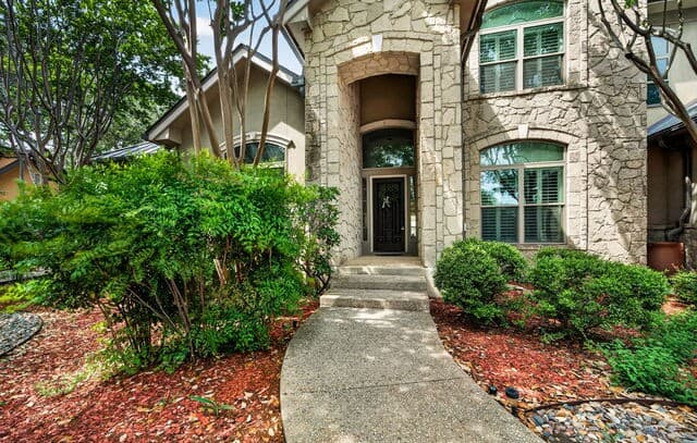 4-bedroom rental at 31 Royal Waters Dr in San Antonio, TX — photo 5