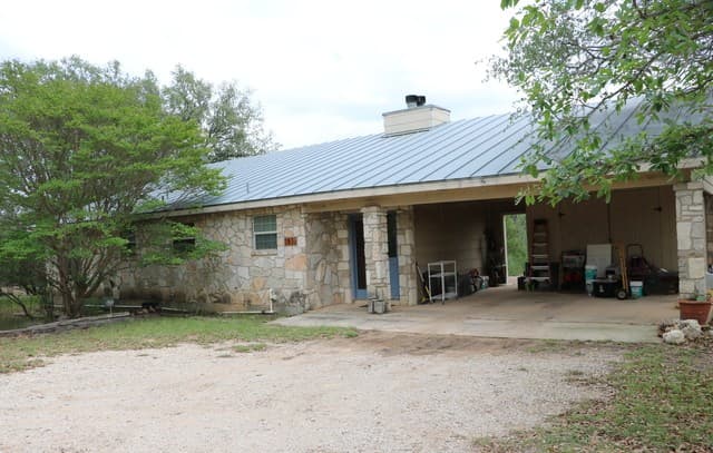 2-bedroom rental at 1307 Comanche Path in Bandera, TX — photo 2