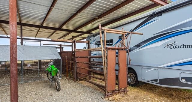 5-bedroom rental at 6286 Farm to Market 2146 in Jourdanton, TX — photo 3