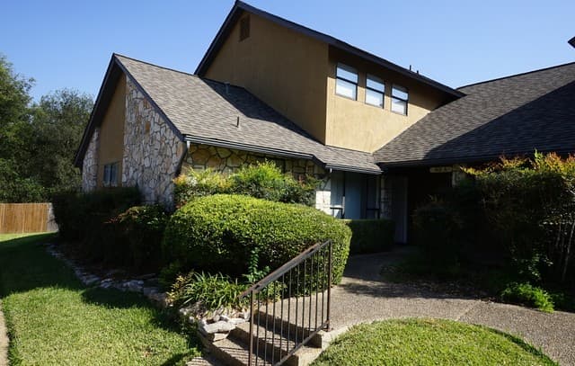 3-bedroom rental at 601 Thetford Unit 601 in San Antonio, TX — photo 2