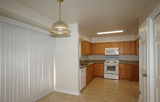 3-bedroom rental at 601 Thetford Unit 601 in San Antonio, TX — photo 5