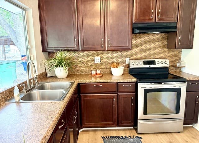 3-bedroom rental at 4723 Castle Rose in San Antonio, TX — photo 3