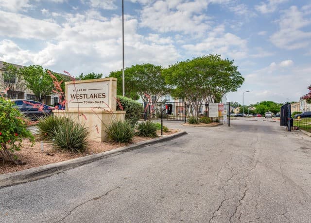 2-bedroom rental at 211 Autumn Pass Unit 211 in San Antonio, TX — photo 2