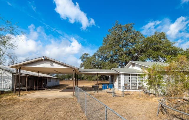 2-bedroom rental at 529 Avenue E in Poteet, TX — photo 1