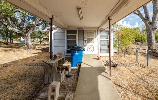 2-bedroom rental at 529 Avenue E in Poteet, TX — photo 3