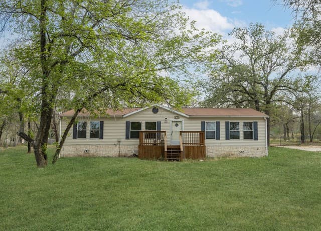 3-bedroom rental at 135 Savannah Ridge in Von Ormy, TX — photo 2