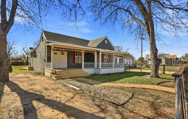 3-bedroom rental at 202 Helena in San Antonio, TX — photo 1
