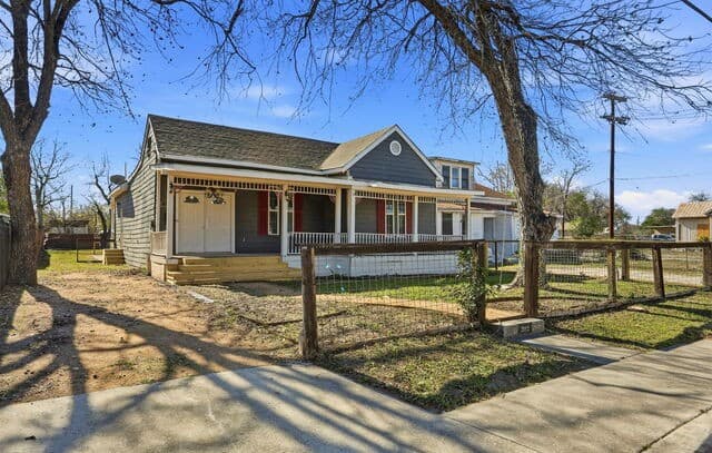 3-bedroom rental at 202 Helena in San Antonio, TX — photo 2