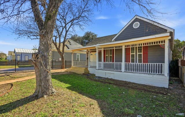 3-bedroom rental at 202 Helena in San Antonio, TX — photo 3