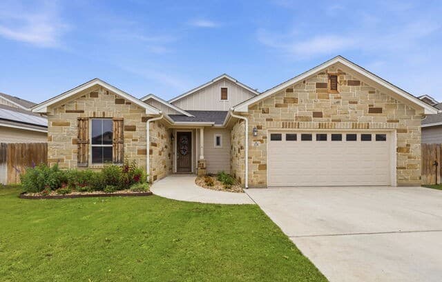 4-bedroom rental at 238 Iron Gate in Pleasanton, TX — photo 1