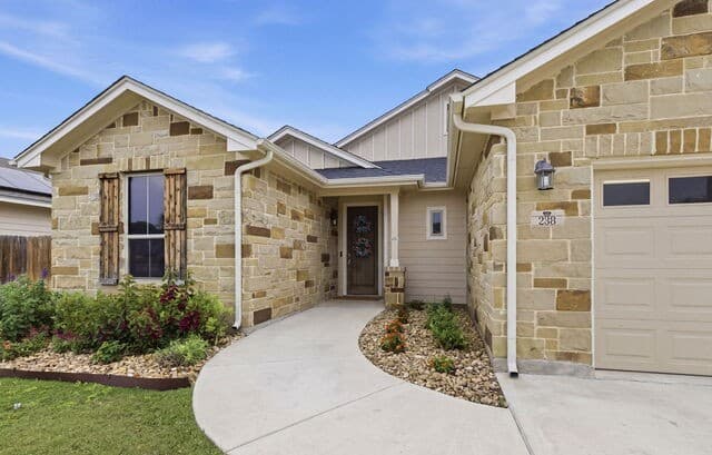 4-bedroom rental at 238 Iron Gate in Pleasanton, TX — photo 2