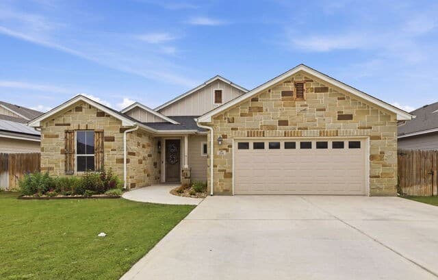 4-bedroom rental at 238 Iron Gate in Pleasanton, TX — photo 3