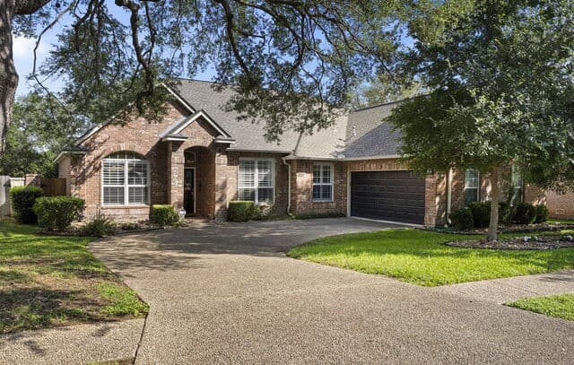 4-bedroom rental at 15106 Grayoak Forest in San Antonio, TX — photo 1