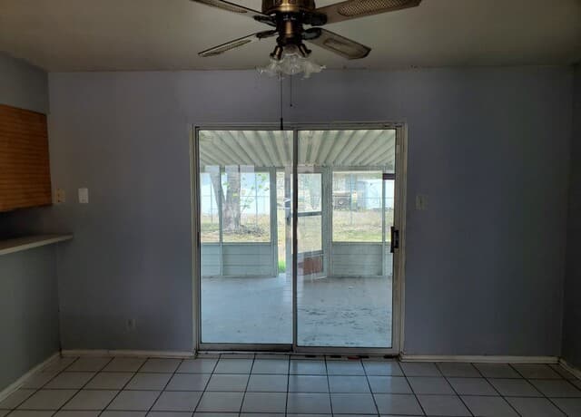 3-bedroom rental at 6719 Monterey St in San Antonio, TX — photo 3