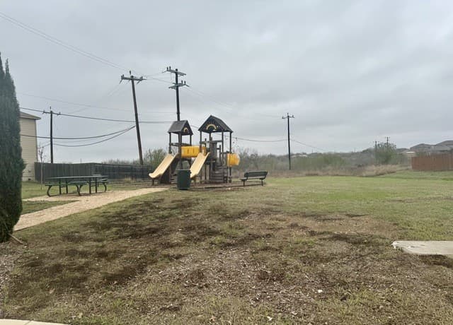 3-bedroom rental at 7535 Homewood Ln in Elmendorf, TX — photo 4
