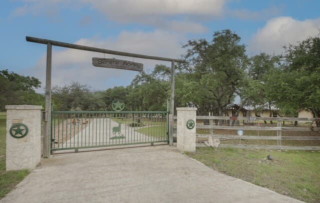 4-bedroom rental at 309 Lost Oaks Dr in Boerne, TX — photo 2