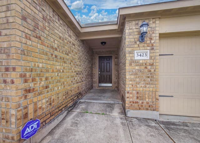 4-bedroom rental at 3423 Foster Meadows in San Antonio, TX — photo 2