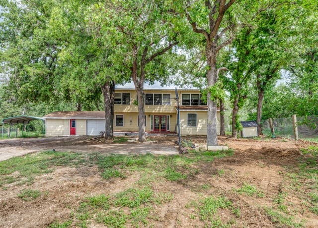 4-bedroom rental at 120 Center Creek Drive in Floresville, TX — photo 2