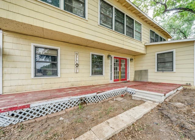 4-bedroom rental at 120 Center Creek Drive in Floresville, TX — photo 4