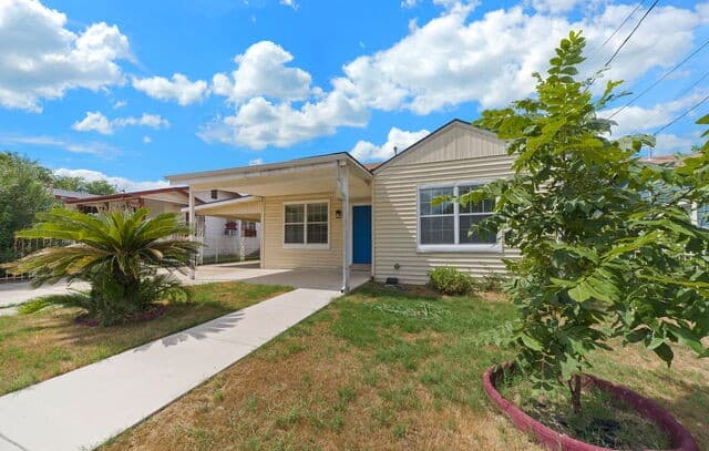 4-bedroom rental at 1321 Waverly Ave in San Antonio, TX — photo 2