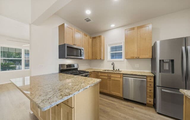 4-bedroom rental at 1321 Waverly Ave in San Antonio, TX — photo 4