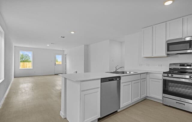 4-bedroom rental at 12907 Kathleen St in St Hedwig, TX — photo 2