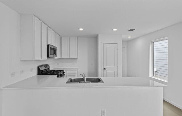 4-bedroom rental at 12907 Kathleen St in St Hedwig, TX — photo 4