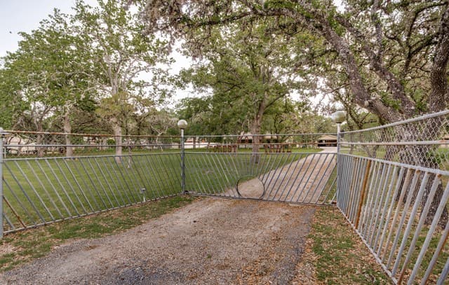3-bedroom rental at 8910 Forest Trl in San Antonio, TX — photo 1