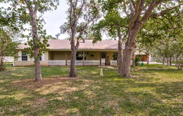 3-bedroom rental at 8910 Forest Trl in San Antonio, TX — photo 2