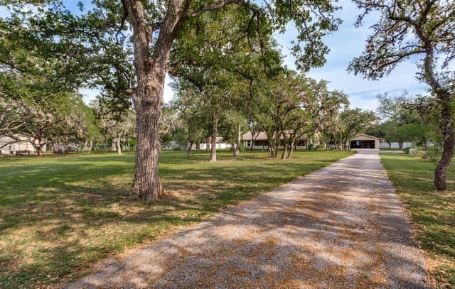 3-bedroom rental at 8910 Forest Trl in San Antonio, TX — photo 3