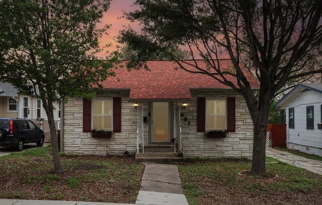 2-bedroom rental at 1331 W Rosewood Ave in San Antonio, TX — photo 1