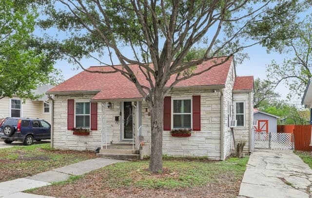 2-bedroom rental at 1331 W Rosewood Ave in San Antonio, TX — photo 2