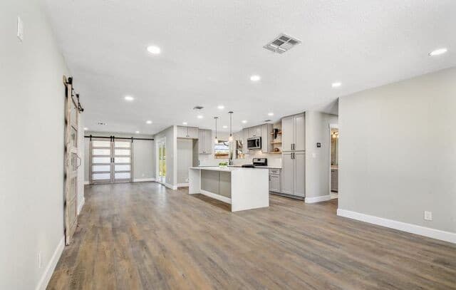 5-bedroom rental at 411 Millwood Ln in San Antonio, TX — photo 5