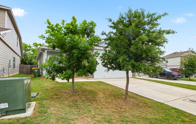 3-bedroom rental at 5314 Riley Way in St Hedwig, TX — photo 2