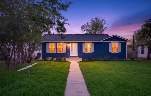 3-bedroom rental at 2737 W Craig Pl in San Antonio, TX — photo 1