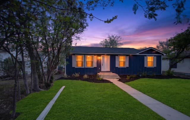 3-bedroom rental at 2737 W Craig Pl in San Antonio, TX — photo 4