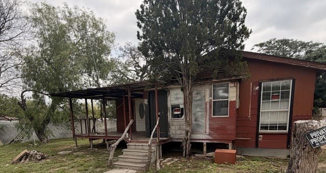 3-bedroom rental at 508 N Bright Dr in Devine, TX — photo 1