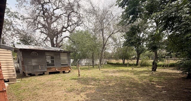 3-bedroom rental at 508 N Bright Dr in Devine, TX — photo 3