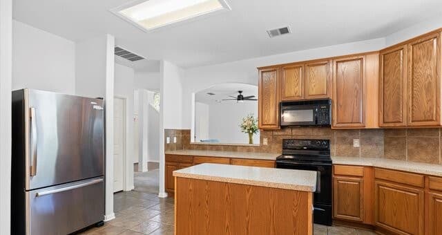 4-bedroom rental at 8818 Ash Meadow Dr in Universal City, TX — photo 5