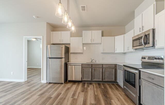 2-bedroom rental at 711 S Frio Unit 2201 in San Antonio, TX — photo 3
