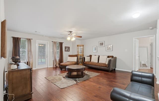 4-bedroom rental at 522 Turtle Hill in San Antonio, TX — photo 5