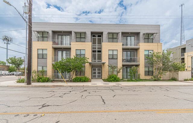 2-bedroom rental at 711 S Frio Unit 1302 in San Antonio, TX — photo 2