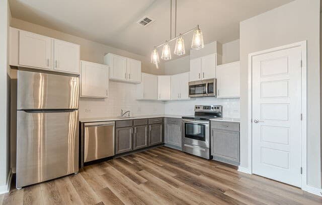 2-bedroom rental at 711 S Frio Unit 1302 in San Antonio, TX — photo 4