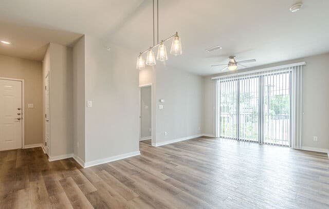 2-bedroom rental at 711 S Frio Unit 1302 in San Antonio, TX — photo 5
